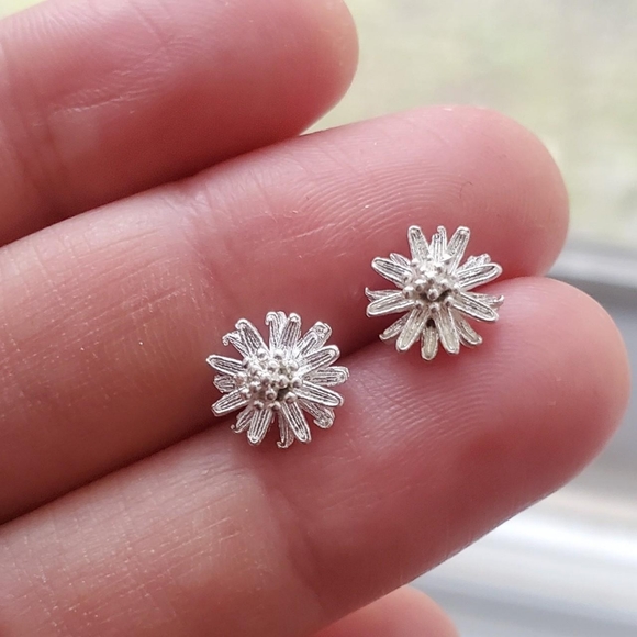 NWOT Tiny Silver Daisy Studs - Picture 1 of 12